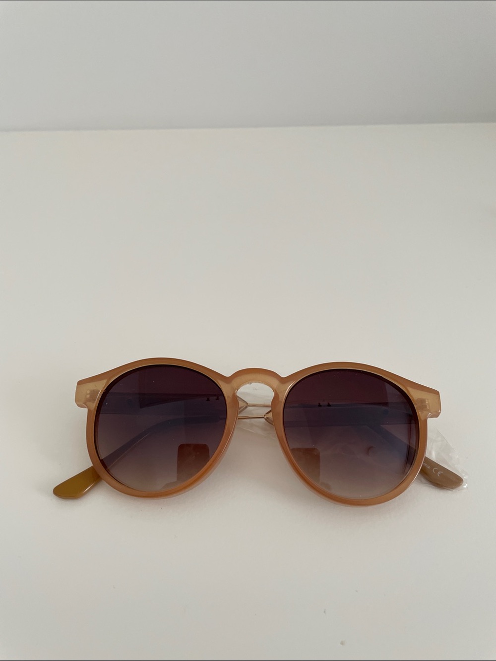 Round Tan/Brown Tortoiseshell Sunglasses with Gradient Lenses